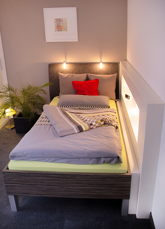 Schlafzimmermöbel bei Tröber - Wandaufdopplung mit Beleuchtung